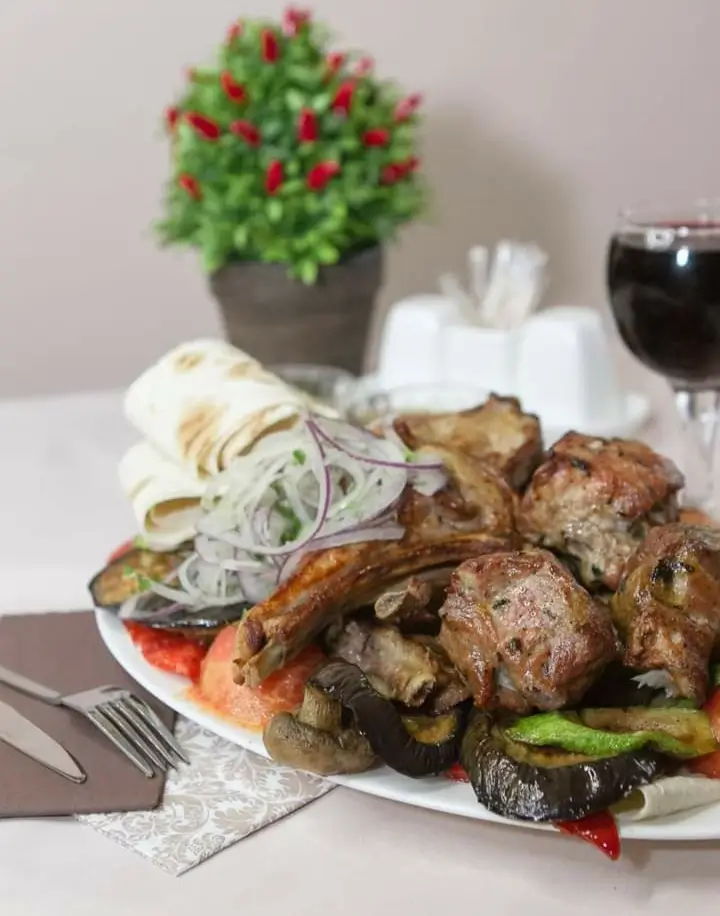 Шашлик з овочами гриль, цибулею й лавашем